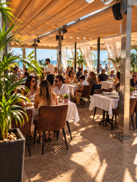 Terraza con mesas junto al mar